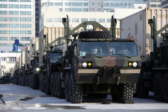 육군 제2작전사량부와 미8군사령부가 2016년 2월 19일 한미 연합 전시증원(RSOI) 전략의 시작으로 부산항 8부두에 정박중인 미군 수송함에서 카고트럭과 다목적전술차량을 하역하고 전방전개를 위해 이동하고 있다.