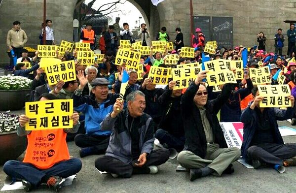  진주시농민회, 민주노총 진주지부, 전국학교비정규직노동조합 진주지회, 일본군위안부피해할머니 기림사업회 등으로 구성된 진주총선공동투쟁본부는 2일 오후 진주성 촉석문 앞에서 ‘박근혜정권 심판 진주민중대회’를 열었다.