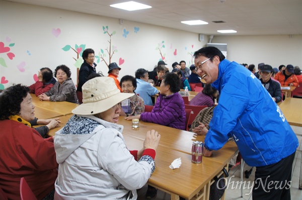 정기철 더불어민주당 국회의원 후보(대구 수성을)가 지산복지관에서 무료급식을 하고 있는 할머니들과 이야기를 나누고 있다.
