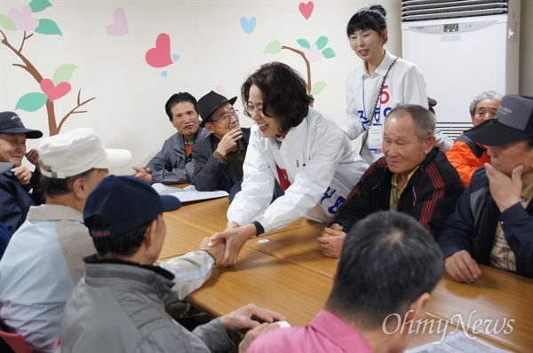 새누리당을 탈당해 무소속으로 출마한 주호영 의원의 부인 김선희씨가 1일 오전 지산복지관에서 할머니들과 즐겁게 악수를 하며 선거운동을 하고 있다.