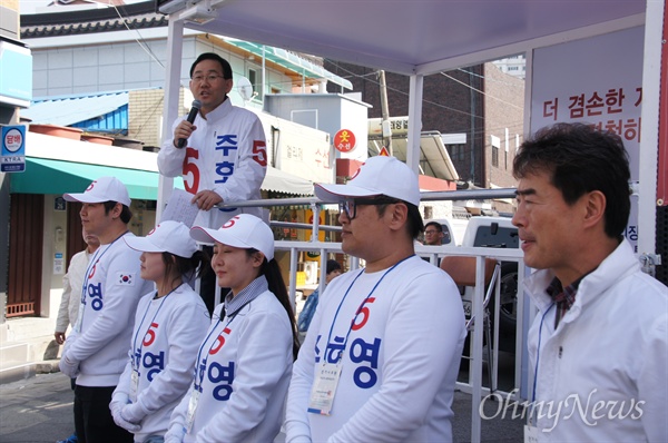  주호영 무소속 후보(대구 수성을)가 1일 오후 상동시장에서 가두연설을 하고 있다.