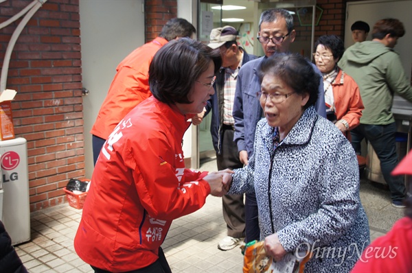  이인선 새누리당 후보(대구 수성구을)가 지산복지관에서 식사를 하고 나오는 한 할머니의 손을 잡으며 악수를 하고 있다.