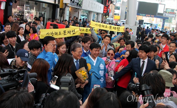 문재인 더불어민주당 전 대표가 2일 오후 대전 중구 으능정이거리에서 대전지역 후보들 지원유세에 나섰다.