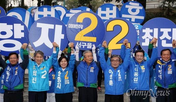 김종인 더불어민주당 비대위 대표가 2일 오후 광주 남구 구동 광주공원을 찾아 광주에 출마한 이용섭, 양향자, 이형석, 이병훈, 최진, 이용빈 후보와 손을 맞잡고 지지를 호소하고 있다.