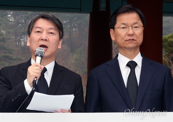 국민의당 안철수 공동대표가 3일 오전 광주 북구 국립 5·18민주묘지를 참배한 뒤 기자회견을 하고 있다.
