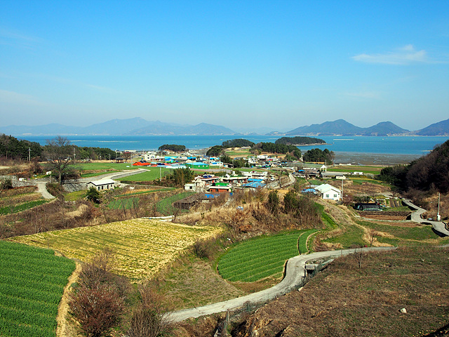 남해 3.1운동 발상 기념비가 있는 고갯마루 아래에 있는 문항마을로 남해에서 박사가 가장 많이 탄생한 마을이다  