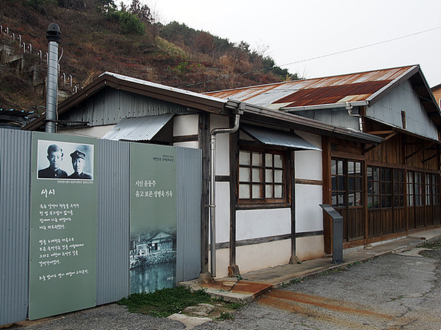  윤동주 유고를 숨겨뒀다가 윤동주를 세상에 알린 정병욱의 생가. 현재 정병욱 외조카인 박춘식씨 소유로 광양시에서는 윤동주 문학관을 지을 예정이다.  