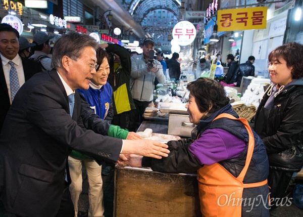 더불어민주당 문재인 전 대표가 강동갑 진선미 후보와 함께 지난 3일 오후 서울 강동구 암사시장에서 유세를 하며 시민-상인들과 함께 인사를 하고 있다. 