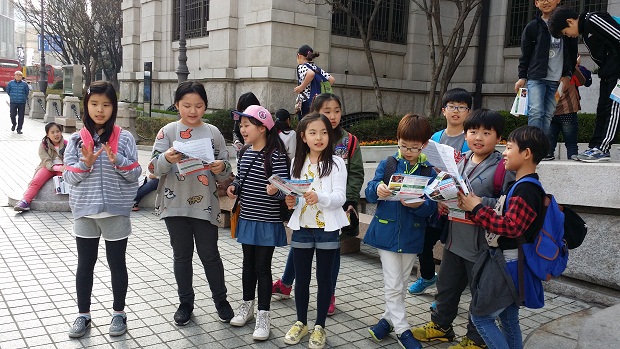 체험학습을 온 초등학생들과 함께 서울 서부교육청 관내의 학교의 한 학교 아이들인데, 탈핵 깃발을 매달고 가는 것도 신기했지만 '아읻즐에게 생명을'즉석 노래를 가르쳐 주었더니 신이 났다.