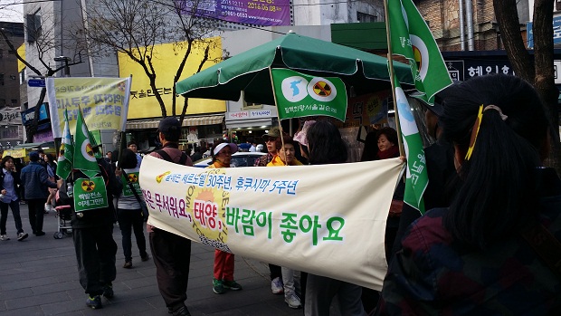 현수막을 들고 걷는 사람들 이런 활동에 오면 가장 앞장 서시는 분이 조창원선생님과 김민곤 선생님이다. 그렇지만 싫은 내색 절대 안 하고,정말 열심히 하신다.