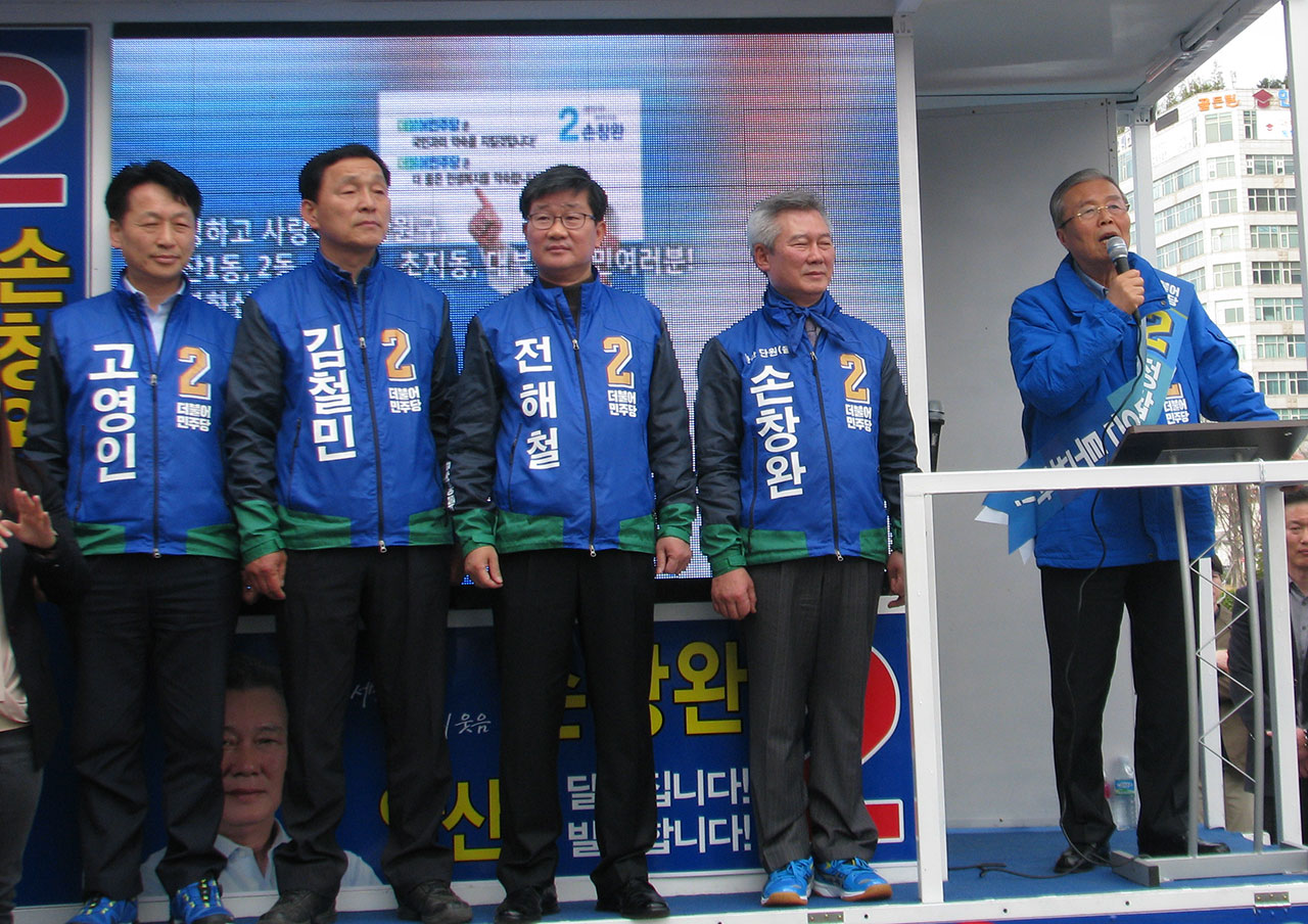 20대 총선 공식 선거운동이 시작된 지난 31일 안산에 출마한 더민주 후보들이 김종인 비상대책위원장의 지원유세에 함께하고 있다. 
