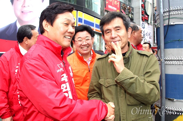 새누리당 박완수 국회의원선거 후보(창원의창)가 4일 창원 상남시장 앞에서 시민을 만나 인사를 나누고 있다.