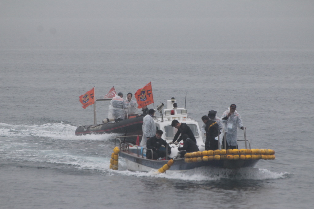 한국해양구조협회 여수구조대가 오동도 앞바다에서 불가사리를 잡은후 입항하고 있다 
