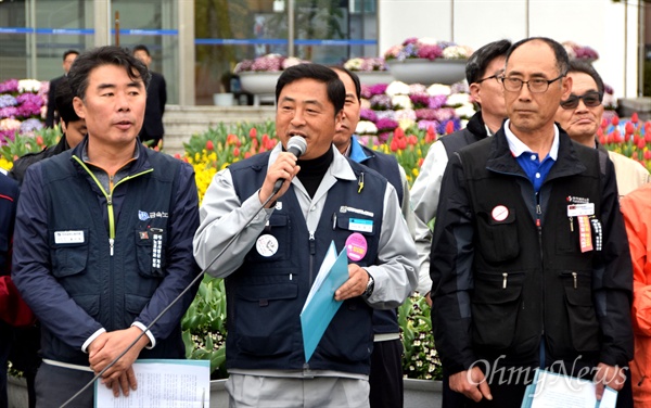  한국노총 소속 대림비앤코노조 이정식 위원장이 4일 창원시청 정문 앞에서 정의당 노회찬 후보(창원성산)를 지지하는 내용의 회견문을 읽고 있다.