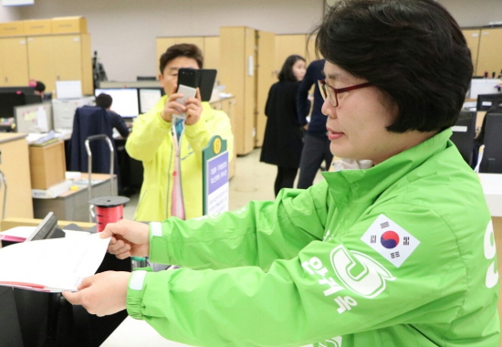 불출마를 번복한 국민의당 안귀옥 후보는 지난 31일 인천지법에 '야권단일후보' 사용금지 가처분 청구소송을 냈다. 안귀옥 후보가 더민주와 정의당에 후보단일화를 위한 경선을 요구해 파문일 일고 있다. 또한 이는 단일화를 거부한 국민의당 당론과도 다르다.