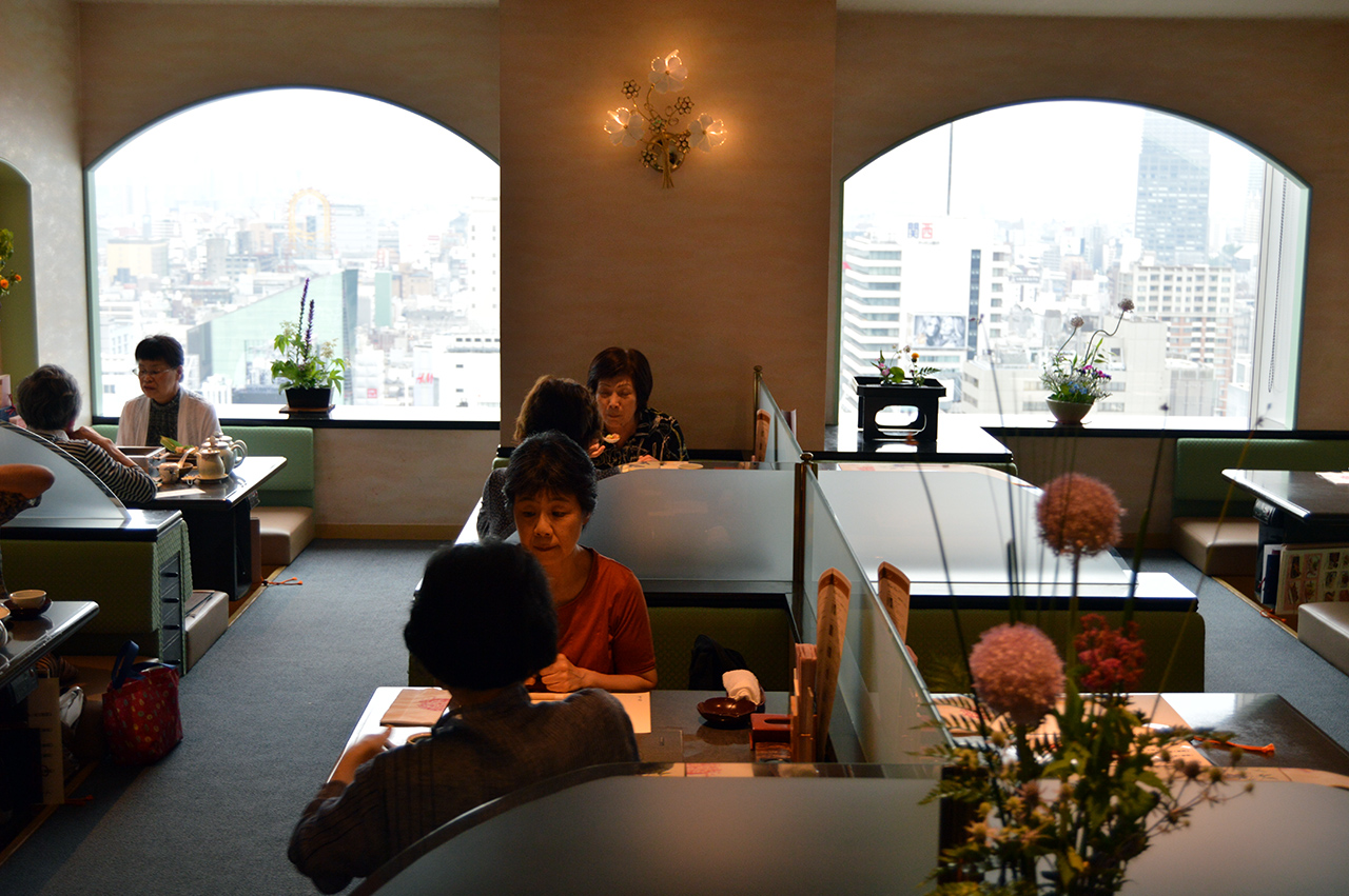 신사이바시의 고층빌딩 위에 자리한 두부 전문 맛집이다.