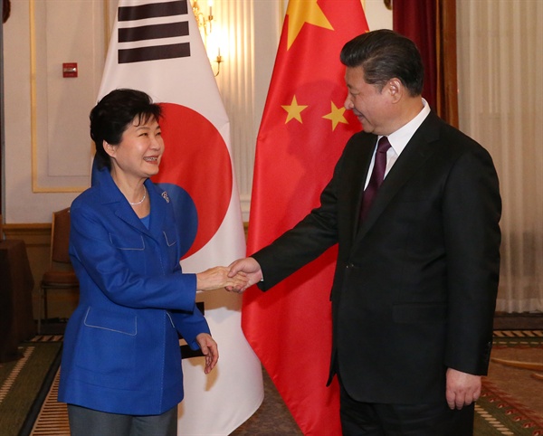 박근혜 대통령과 시진핑 중국 국가주석이 지난달 31일 오후(현지시각) 미국 워싱턴 옴니 쇼어햄 호텔에서 열린 한·중 정상회담에서 악수를 하고 있다. 