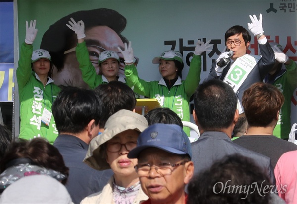 제20대 국회의원 선거 성남중원에 출마한 정환석 국민의당 후보가 4일 오후 성남 모란시장을 찾아 유권자들에게 지지를 호소하며 인사를 나누고 있다.