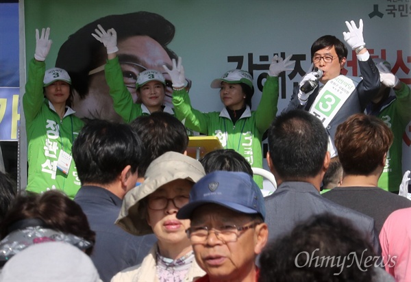  제20대 국회의원 선거 성남중원에 출마한 정환석 국민의당 후보가 4일 오후 성남 모란시장을 찾아 유권자들에게 지지를 호소하며 인사를 나누고 있다.