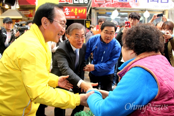  더불어민주당 문재인 전 대표가 5일 정의당 노회찬 총선후보(창원성산) 등과 함께 창원 반송시장을 돌다가 시민들과 인사하고 있다.