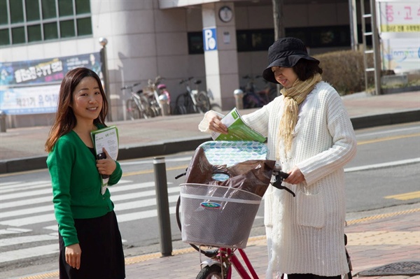 거리에서 시민들에게 녹색당 홍보물을 나눠주며 선거운동 중인 홍지숙 후보