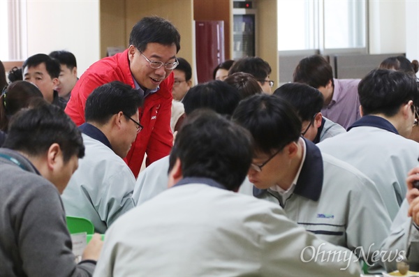 제20대 국회의원 선거 성남중원에 출마한 신상진 새누리당 후보가 5일 오후 성남 중원구 공단의 한 업체를 찾아 직원에게 지지를 호소하며 인사를 나누고 있다.

