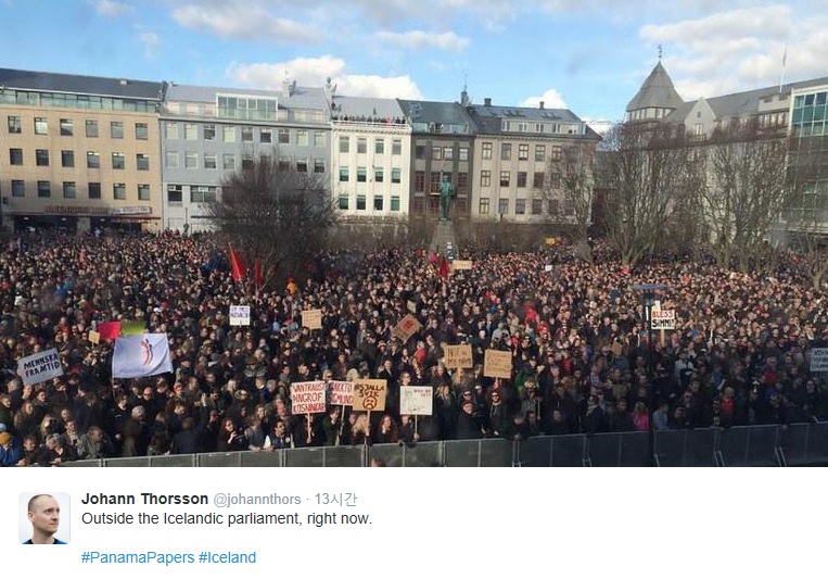 시그뮌뒤르 다비드 귄뢰이그손 아이슬란드 총리의 사임을 요구하는 대규모 시위 사진 트위터 갈무리.