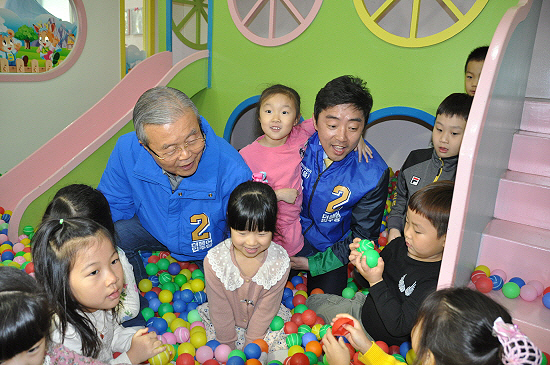 충남 아산시 배방읍의 한 어린이집을 찾은 김종인 대표는 누리과정에 대한 현지 교사들의 고충을 들었다. 