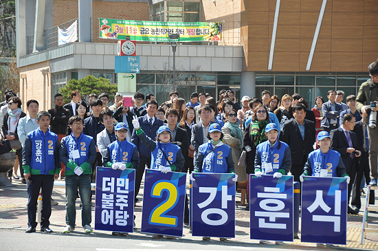 김종인 대표 일행이 방문한 아산시 배방읍사무소 사거리에 모인 더불어민주당 강훈식 후보를 지지하는 시민들.