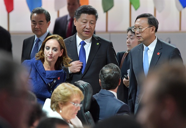 시진핑 중국 국가주석이 지난 1일 오후(현지시각) 워싱턴 컨벤션센터에서 열린 핵안보정상회의 시나리오 기반 정책토의에서 관계자들과 대화를 하고 있다. 2016.4.2
