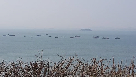 연평도어촌계는 겨우내 잠잠하던 중국어선이 3월 달부터 들어오기 시작해, 4월 6일 현재 NLL(=북방한계선)인근 수역에 170여척에 달하는 어선이 진을 치고 있다고 했다. 사진 가운데 섬은 북한 갑도이고, 그 앞 NLL(북방한계선) 인근에 늘어서 있는 게 중국어선들이다. 