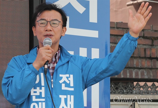 6일 오전 부산 북강서갑에 출마한 전재수 더불어민주당 후보가 선거유세차로 부산 북구 구포동 누비며 지지를 호소하고 있다. 