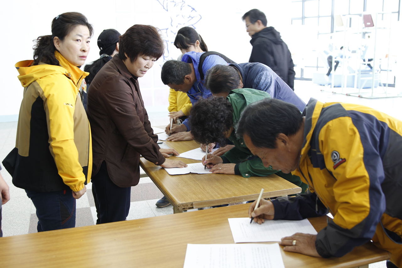 서명운동에 나선 이은주씨 남면의 기부천사 고 문승관씨가 해상 선박 뺑소니사고로 안타까운 죽음을 맞이한 가운데 문씨의 아내 이은주(사진 왼쪽에서 두번째)씨가 피의자의 처벌수위가 낮다며 중형을 선고해줄 것을 촉구하는 탄원서 서명운동에 나서고 있다.