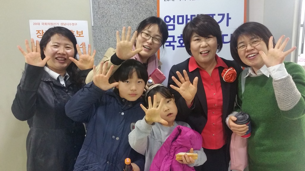 엄마당은 아이를 가진 엄마들이 대부분이다. 한국정당사에서 처음 있는 연합당인 민중연합당내 엄마당, 흙수저당, 농민당, 노동당이 있다. 
