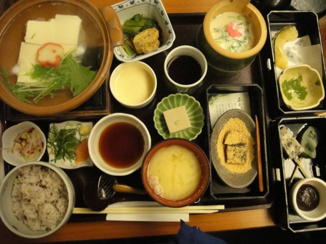              아라시야마에 있는 식당 이네(？)에서 먹는 두부 정식 한 상입니다. 여러 가지 두부와 두부처럼 덩어리로 만든 먹거리와 양념과 오곡밥입니다.  