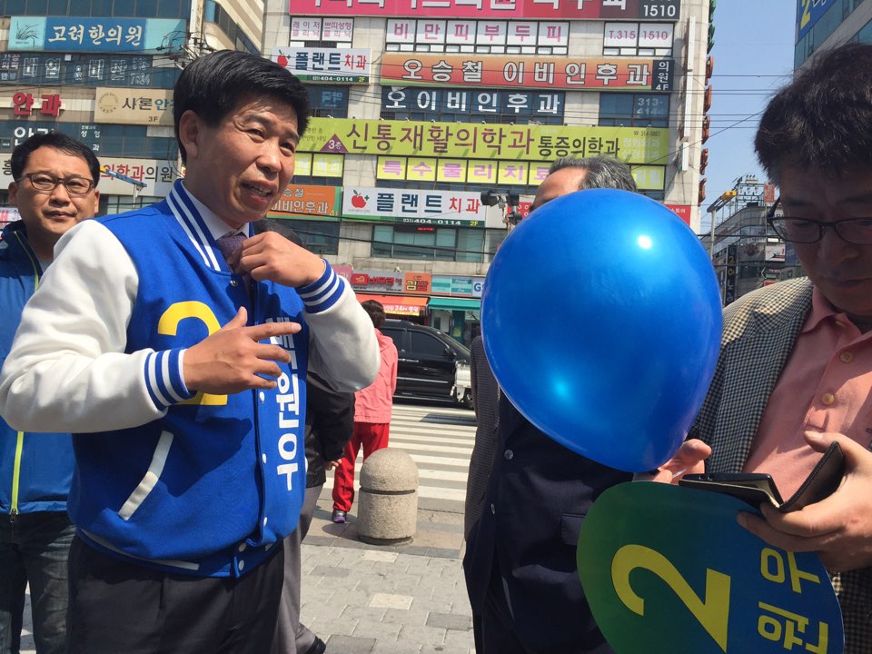  백원우 경기 시흥갑 후보가 연설하기 전에 대기하는 모습이다. 이날 백 후보는 “원래 시흥시 전철은 4월 20일에 개통 예정이었으나 무능한 새누리당 국회의원이 개통시키지 못했다”며 “새로운 전철 도시의 시대를 백원우가 열겠다”고 포부를 밝혔다. 
