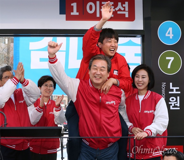 김무성, 이준석 '어부바' 새누리당 김무성 대표가 7일 오후 서울 노원구 롯데백화점 앞에서 국민의당 안철수 대표와 한판승부를 벌이는 이준석(노원병) 후보 지원유세를 벌이며 이 후보를 업고 있다.