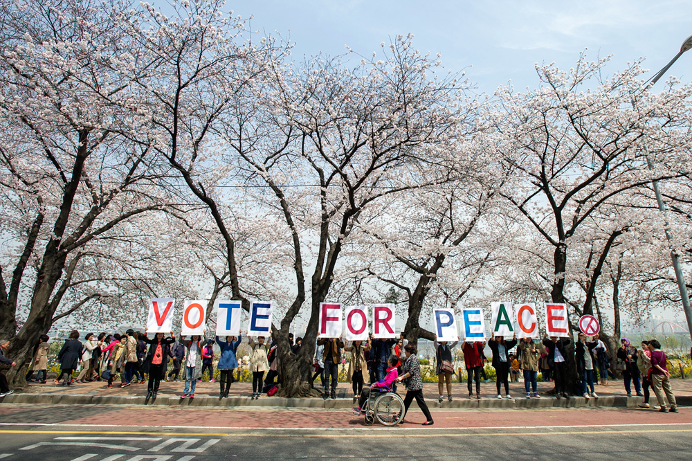 평화에 투표하라는 메세지를 알리기 위해 윤중로에 모여든 시민들. 