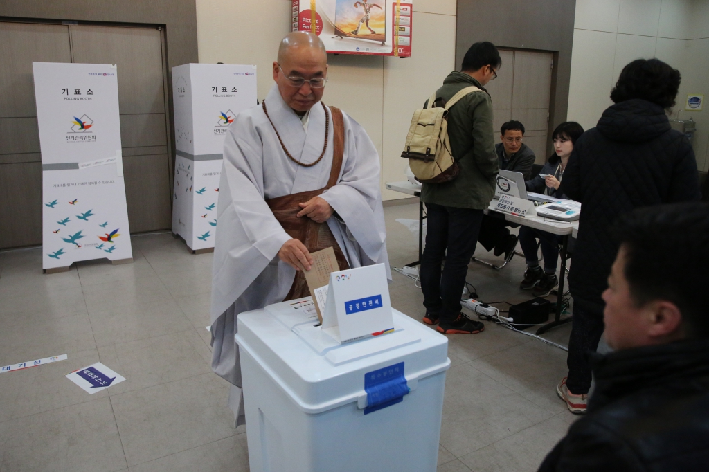 서울 서초3동 사전투표소에서 투표를 마친 법륜 스님.