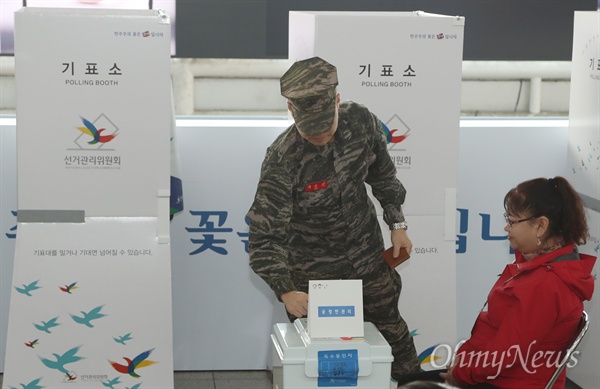 제20대 국회의원선거 사전투표가 실시된 지난 8일 오전 서울 용산구 서울역 대합실에 마련된 남영동 사전투표소에서 군인이 사전투표를 하고 있다.