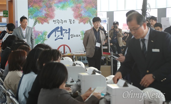 제20대 국회의원선거 사전투표가 실시된 지난해 4월 8일 오전 서울 용산구 서울역 대합실에 마련된 남영동 사전투표소에서 시민들이 사전투표를 하고 있다. 