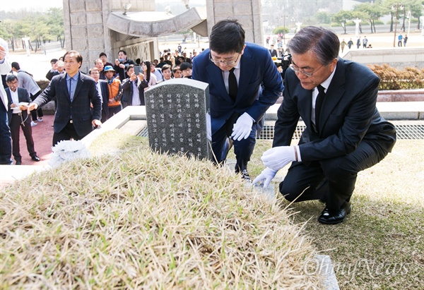 더불어민주당 문재인 전 대표가  김홍걸 국민통합위원장과 함께 8일 오전 광주 5.18민주묘지를 방문해 열사들의 묘소를 참배하고 있다. 