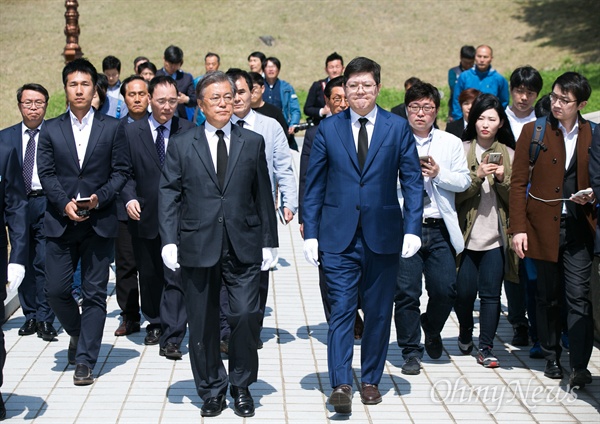 더불어민주당 문재인 전 대표가  김홍걸 국민통합위원장과 함께 8일 오전 광주 5.18민주묘지를 방문해 열사들의 묘소를 참배하고 있다. 