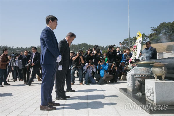 더불어민주당 문재인 전 대표가  김홍걸 국민통합위원장과 함께 8일 오전 광주 북구 국립5.18민주묘지를 찾아 참배를 하던 중 무릎을 꿇고 있다.
