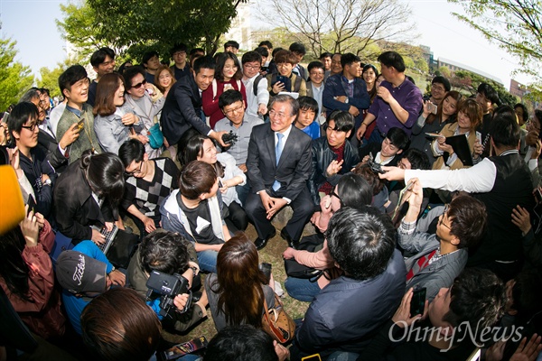 더불어민주당 문재인 전 대표가  8일 오전 광주 전남대를 방문해 학생들과 함께 모여 앉아 즉석 간담회를 하고 있다. 