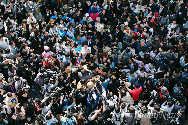 더불어민주당 문재인 전 대표가  김홍걸 국민통합위원장과 함께 8일 오후 광주 충장로 우체국 앞에서 지지를 호소하는 '시민들에게 드리는 글'을 발표한 뒤 시민들에 둘러싸여 이동하고 있다.