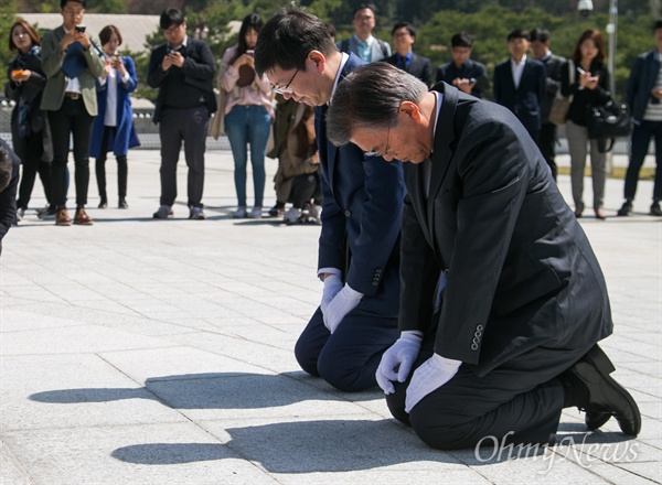 더불어민주당 문재인 전 대표가 김홍걸 국민통합위원장과 함께 8일 오전 광주 북구 국립5.18민주묘지를 찾아 참배를 하던 중 무릎을 꿇고 있다.