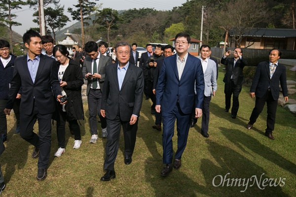  더불어민주당 문재인 전 대표가 김홍걸 국민통합위원장과 광주방문 2일째인 9일 오전 광주 문빈정사를 방문하고 있다. 