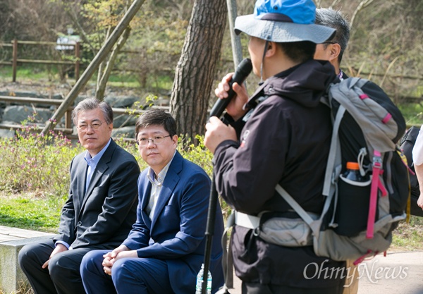 더불어민주당 문재인 전 대표가 김홍걸 국민통합위원장과 광주방문 2일째인 9일 오전 광주 문빈정사를 방문한 뒤 무등산 등산객들과 대화의 시간을 갖고 있다.