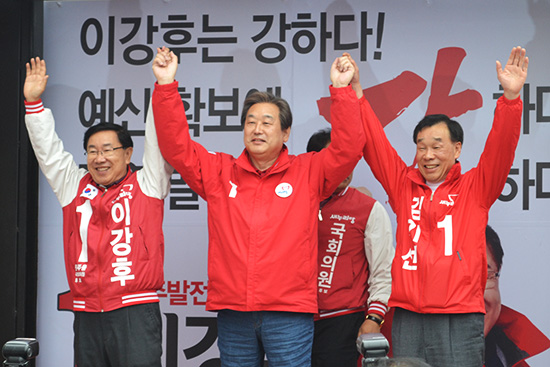 4월 9일, 강원도 원주를 찾아 지지유세를 한 김무성 새누리당 대표(가운데).